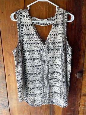 a.n.a Black & White Sleeveless V-Neck Printed Camisole